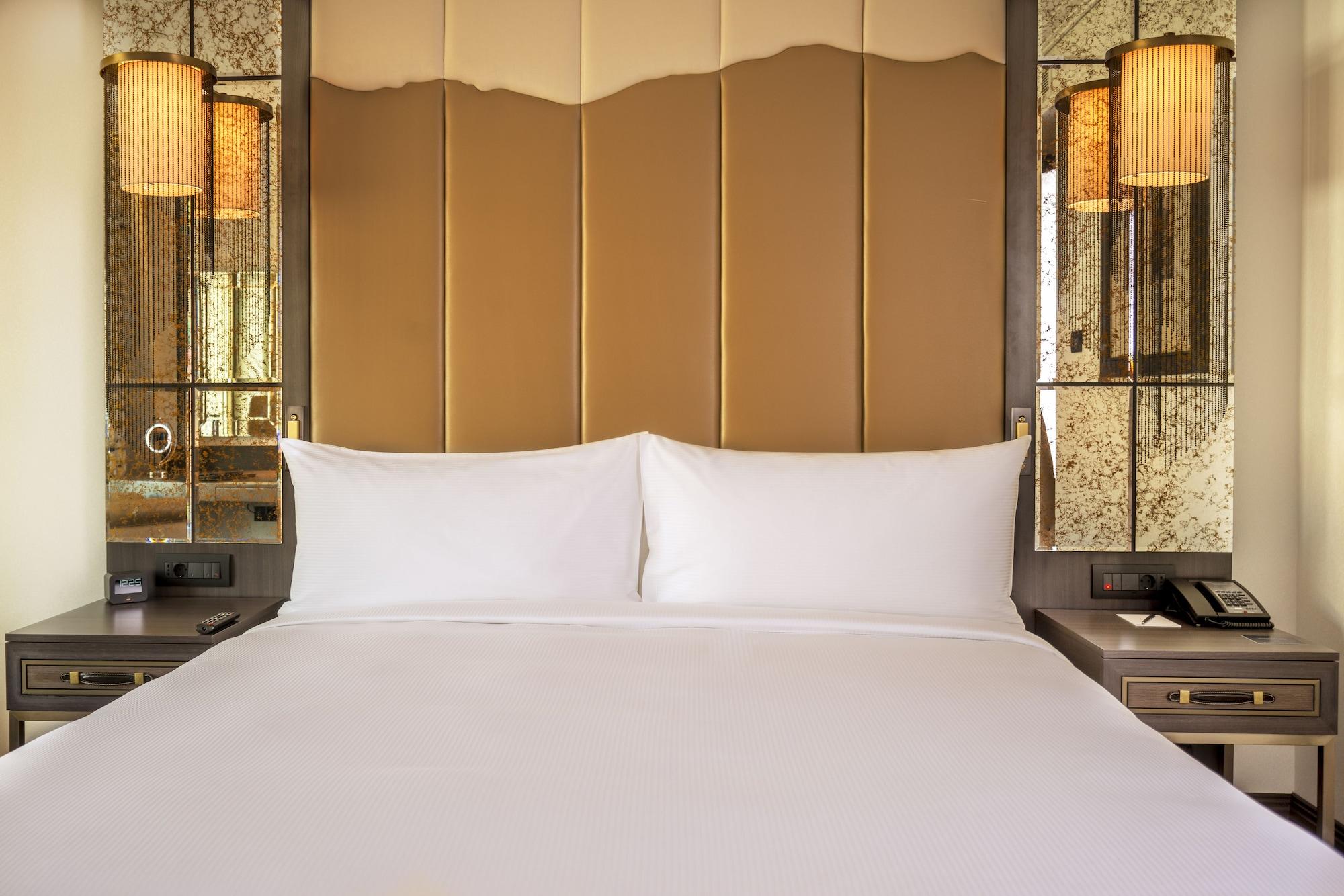 Hilton Podgorica Crna Gora Hotel Exterior photo A bed with two pillows