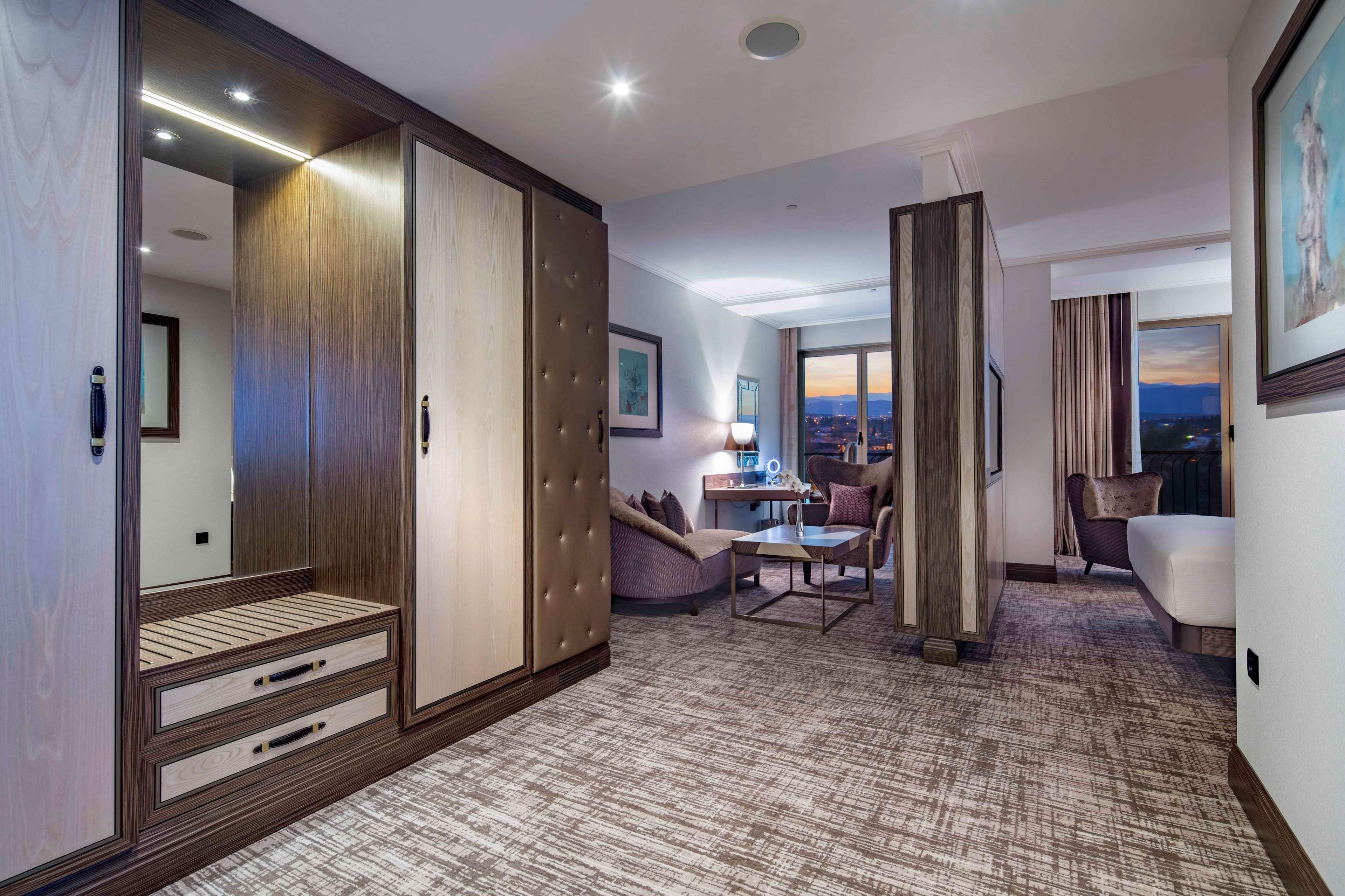 Hilton Podgorica Crna Gora Hotel Exterior photo Suite