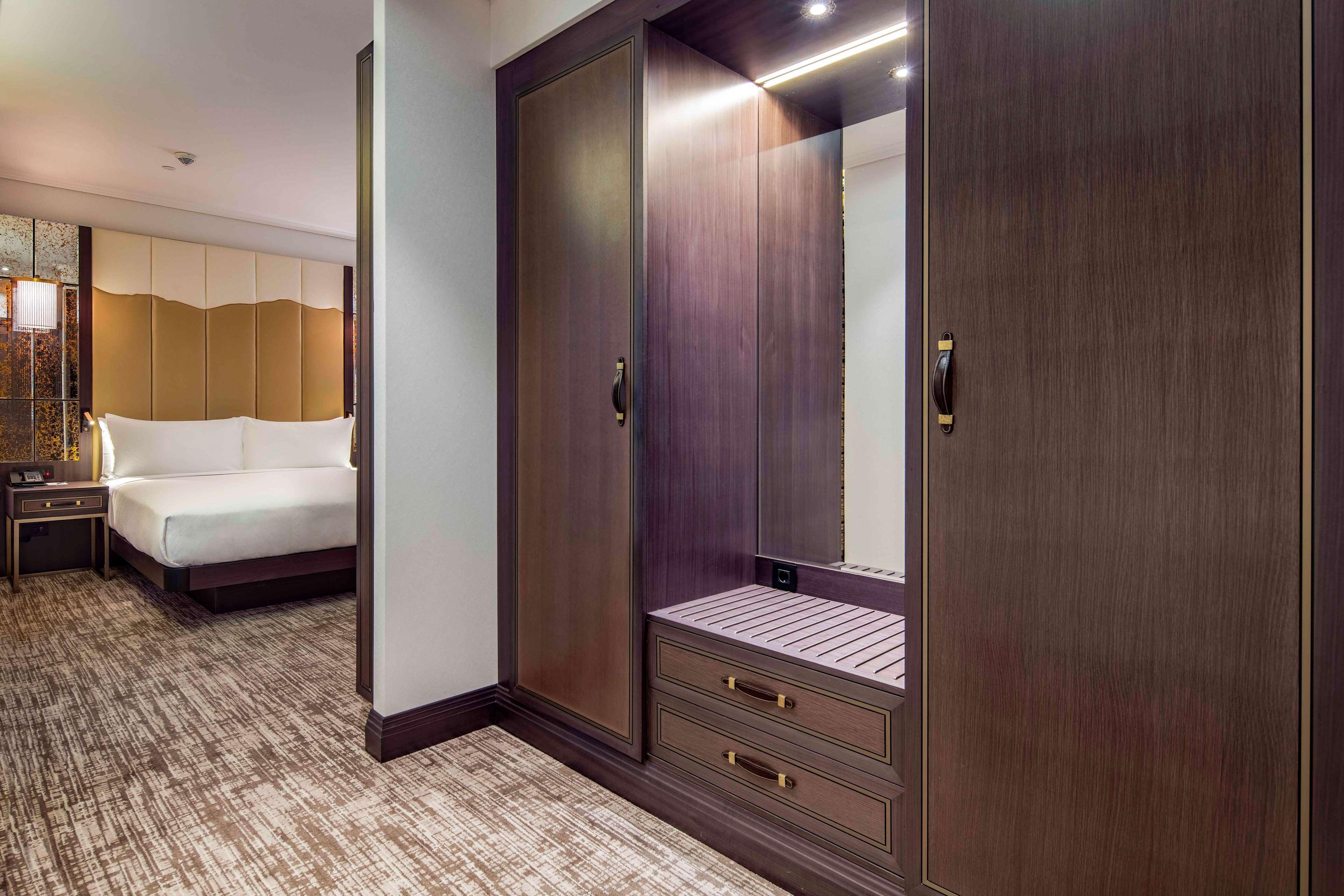 Hilton Podgorica Crna Gora Hotel Exterior photo A sliding wardrobe