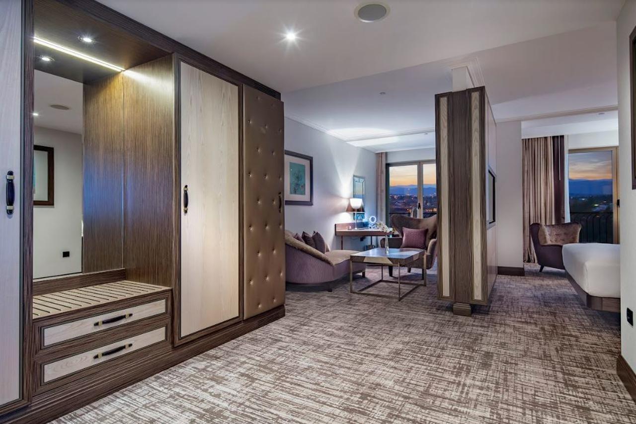 Hilton Podgorica Crna Gora Hotel Exterior photo Suite